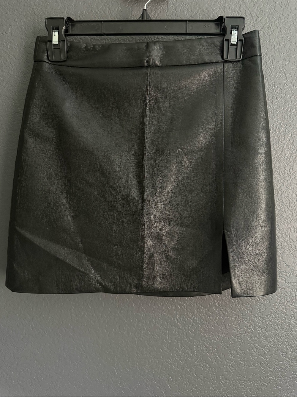 WILFRED • aritzia Patio mini skirt black vegan leather size 4 high waisted 79499 - Picture 6 of 9